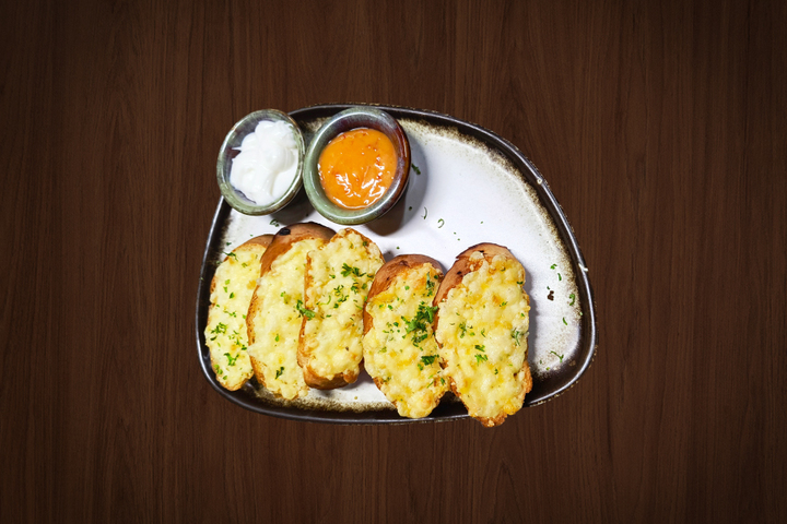 CLASSIC GARLIC BREAD